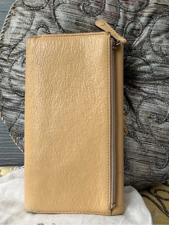 Coach Beige Leather Clutch with Gold Horse & Carriage Emblem - Picture 3 of 16